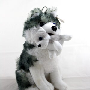 Hond met puppy knuffel