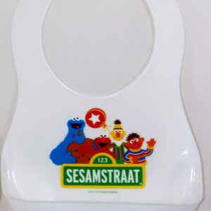 Plastic slabbetje van sesamstraat met opvangbakje