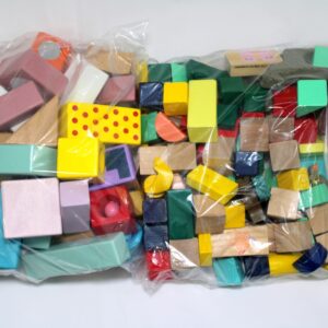 Zakken houten blokken