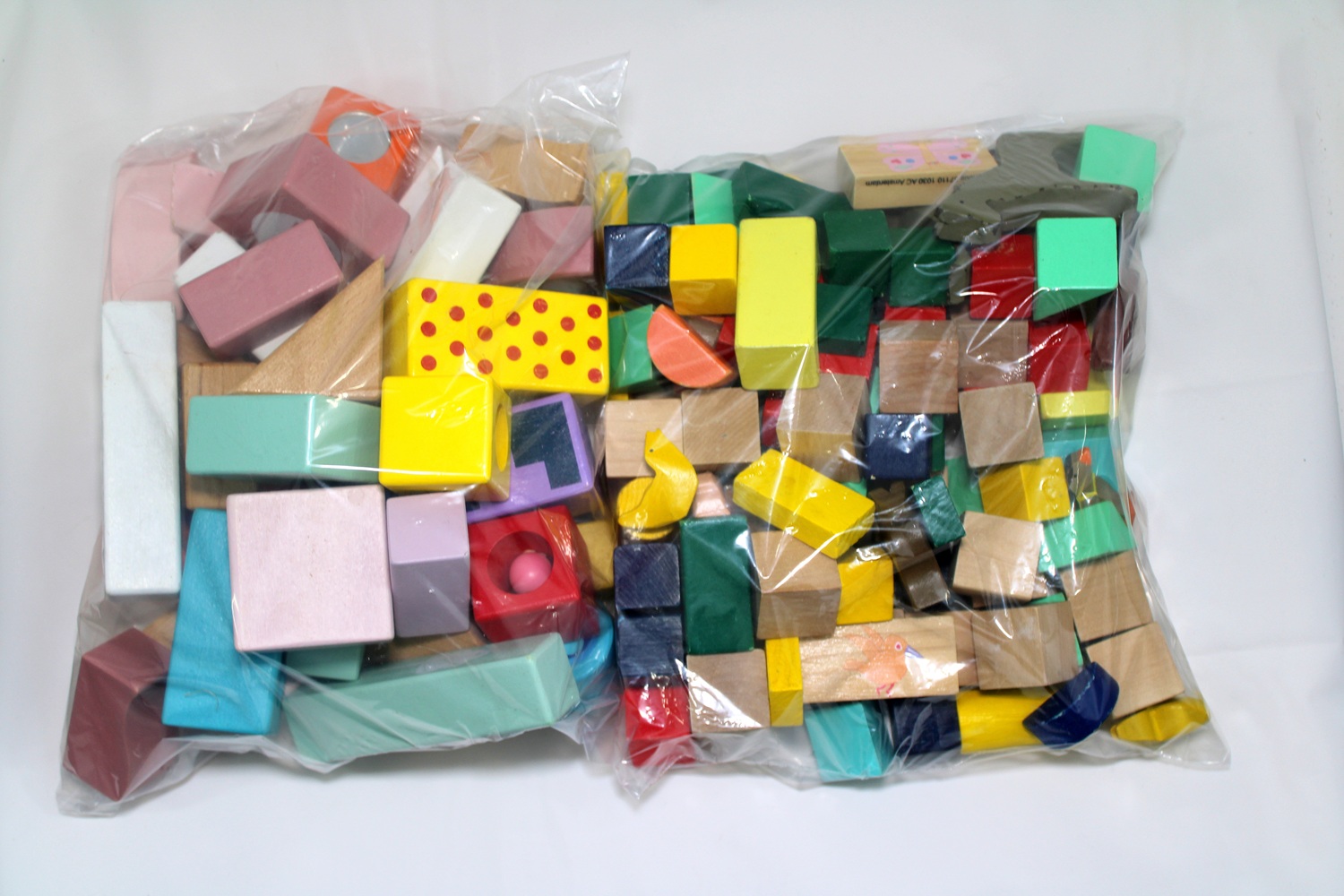 Zakken houten blokken