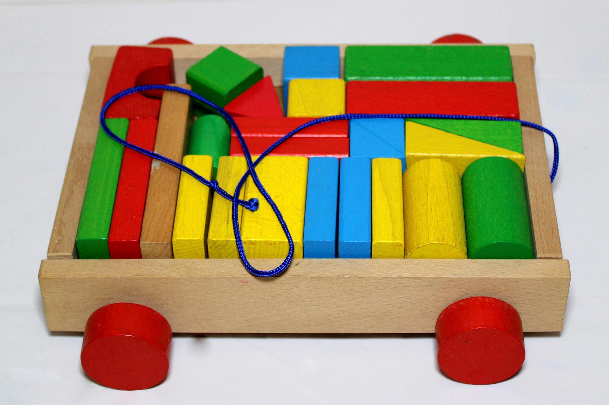 houten blokken in karretje